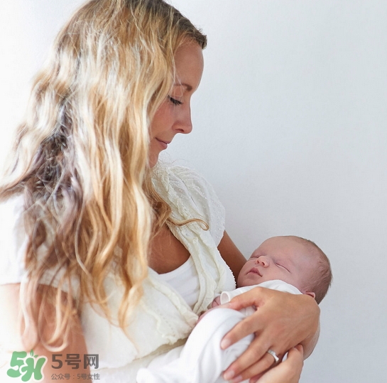 新生寶寶怎么抱？新生寶寶可以豎著抱嗎？