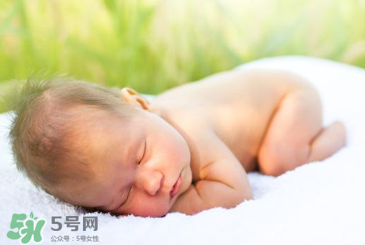 寶寶曬太陽后出濕疹正常嗎？寶寶曬太陽會出濕疹嗎？
