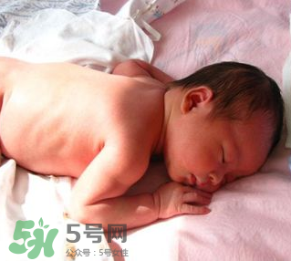 寶寶曬太陽后出濕疹正常嗎？寶寶曬太陽會出濕疹嗎？