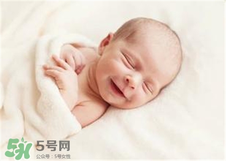 寶寶驚跳是什么癥狀？寶寶驚跳反應(yīng)怎么安撫？