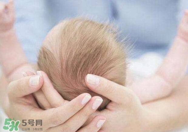 新生寶寶幾個月可以豎著抱？寶寶豎著抱的正確姿勢