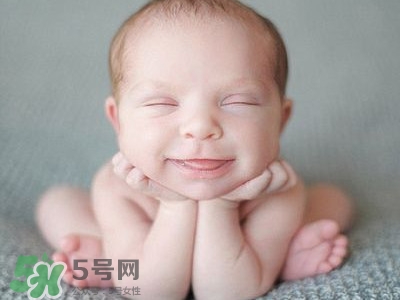 寶寶剛出生可以喝奶粉嗎？剛出生的寶寶喝多少奶粉？