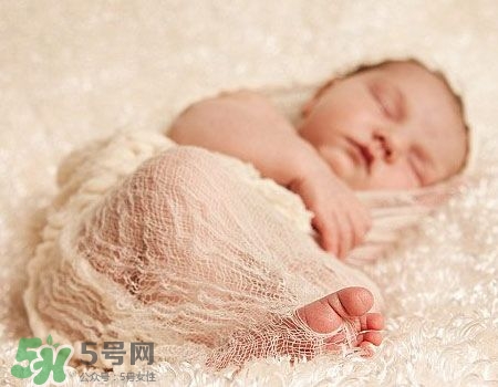 寶寶剛出生可以喝奶粉嗎？剛出生的寶寶喝多少奶粉？