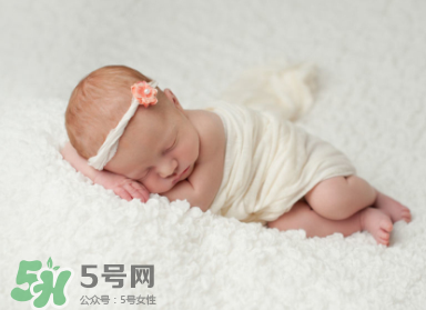 寶寶驚跳是什么癥狀？寶寶驚跳反應(yīng)怎么安撫？