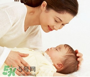 寶寶驚跳是什么癥狀？寶寶驚跳反應(yīng)怎么安撫？