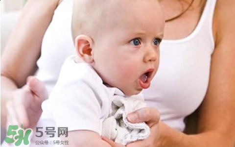新生兒吐奶是什么原因？新生兒吐奶從鼻子出來(lái)怎么回事？