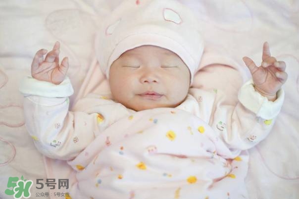 寶寶剛出生可以喝奶粉嗎？剛出生的寶寶喝多少奶粉？