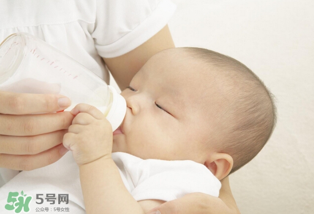 新生兒吐奶是什么原因？新生兒吐奶從鼻子出來(lái)怎么回事？