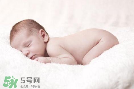 寶寶驚跳是什么癥狀？寶寶驚跳反應(yīng)怎么安撫？
