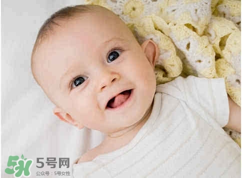 寶寶剛出生可以喝奶粉嗎？剛出生的寶寶喝多少奶粉？