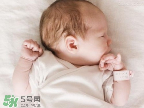 寶寶驚跳反應(yīng)什么時候消失？寶寶驚跳反射太頻繁怎么辦？