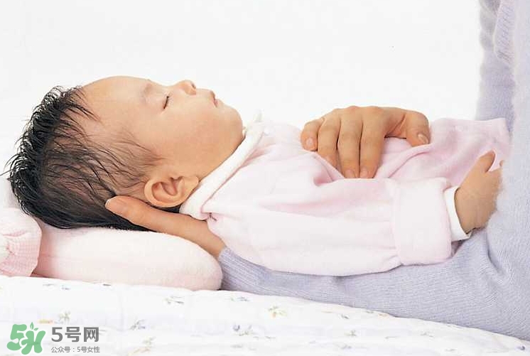 新生寶寶怎么抱？新生寶寶可以豎著抱嗎？