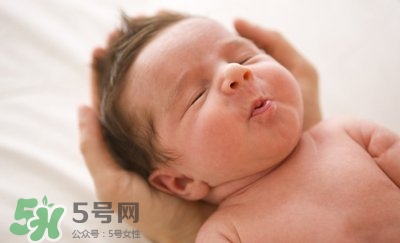 新生兒吐奶是什么原因？新生兒吐奶從鼻子出來(lái)怎么回事？