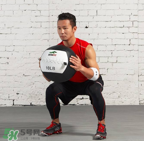 藥球深蹲怎么做？藥球深蹲訓(xùn)練方法