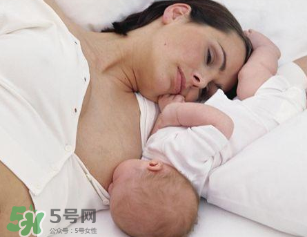 新生兒嗜睡吃奶量少要緊嗎？新生兒吃奶量少怎么辦？