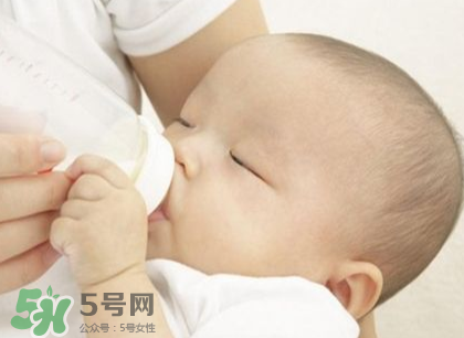 新生兒嗜睡吃奶量少要緊嗎？新生兒吃奶量少怎么辦？
