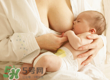 新生兒嗜睡吃奶量少要緊嗎？新生兒吃奶量少怎么辦？