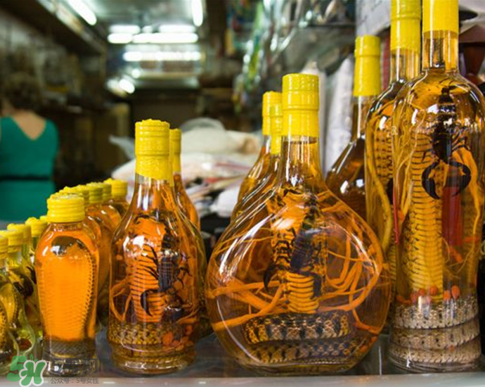 毒蛇泡在酒里為什么不死？毒蛇泡酒不死是什么原因？