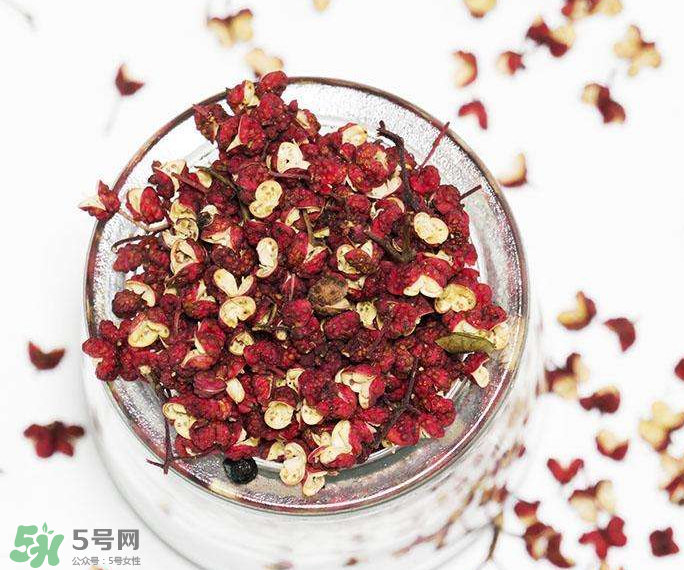 花椒泡腳能治白發(fā)嗎？花椒泡腳白發(fā)能轉(zhuǎn)黑嗎？