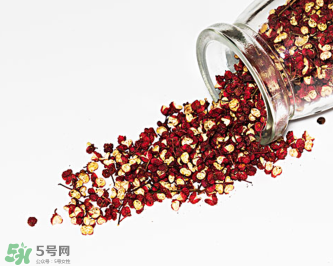 花椒泡腳能治白發(fā)嗎？花椒泡腳白發(fā)能轉(zhuǎn)黑嗎？