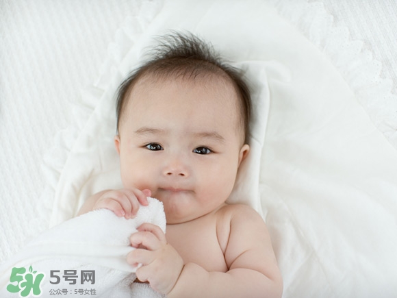 嬰兒幾個(gè)月可以做寶寶椅？嬰兒安全椅安裝方法