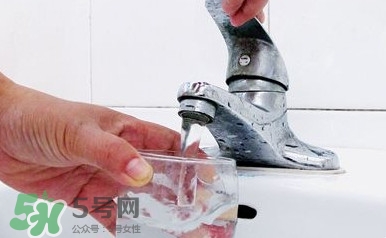 自來水為什么不能直接喝？自來水洗過的水果為什么可以吃？