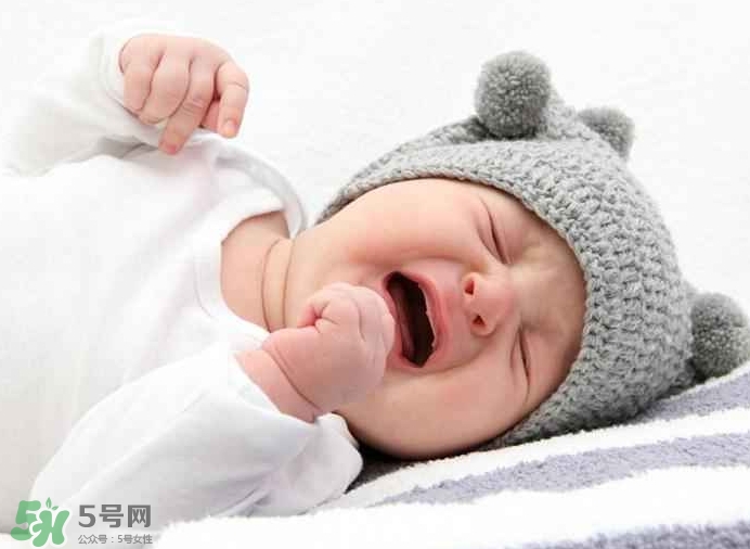 寶寶晚上哭鬧是怎么回事？寶寶晚上哭鬧不睡覺怎么辦？