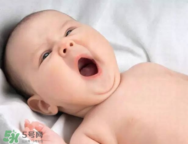 寶寶晚上哭鬧是怎么回事？寶寶晚上哭鬧不睡覺怎么辦？