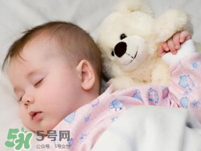 寶寶睡覺出汗多還要蓋被嗎？寶寶睡覺出汗多怎么辦？