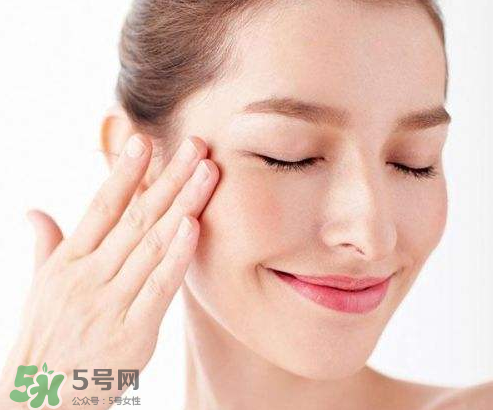 光擦保濕型化妝水就能有效保濕?怎樣正確的使用化妝水？