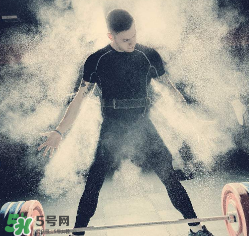 硬拉能練腹肌嗎？硬拉可以練腹肌嗎？