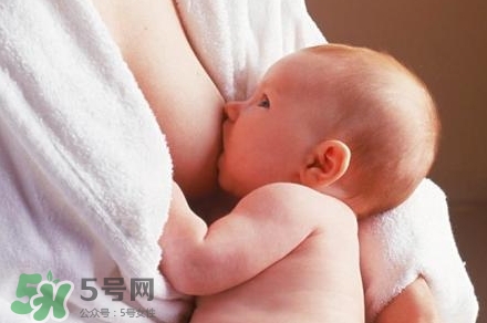 母乳喂養(yǎng)的寶寶大便怎樣正常？母乳喂養(yǎng)的寶寶需要補(bǔ)鈣嗎？