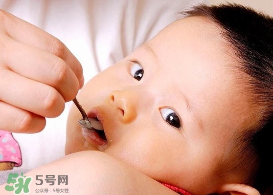 母乳喂養(yǎng)胸部會變形嗎？如何避免產(chǎn)后乳房變形？