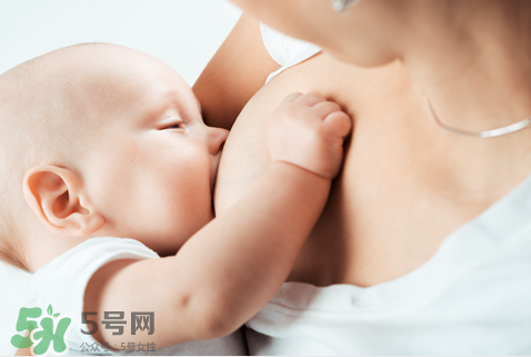 母乳喂養(yǎng)胸部會變形嗎？如何避免產(chǎn)后乳房變形？