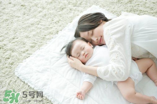 寶寶晚上哭鬧是怎么回事？寶寶晚上哭鬧不睡覺怎么辦？