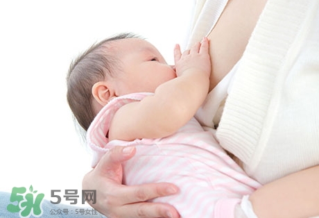 母乳喂養(yǎng)的寶寶需要喂水嗎？母乳喂養(yǎng)的重要性
