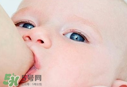 母乳喂養(yǎng)的寶寶大便怎樣正常？母乳喂養(yǎng)的寶寶需要補(bǔ)鈣嗎？