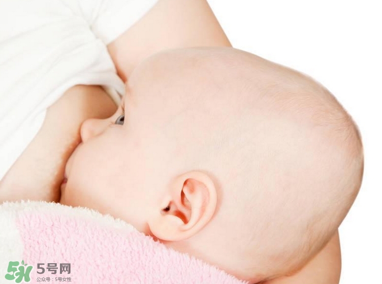 母乳喂養(yǎng)的寶寶大便怎樣正常？母乳喂養(yǎng)的寶寶需要補(bǔ)鈣嗎？