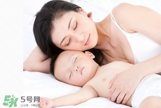 寶寶睡覺突然大哭是什么原因？寶寶睡覺突然哭醒怎么辦？