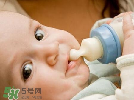 寶寶睡覺吃奶好嗎？寶寶睡覺吃奶怎么辦？