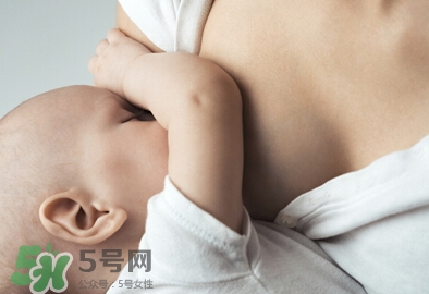 母乳喂養(yǎng)胸部會變形嗎？如何避免產(chǎn)后乳房變形？