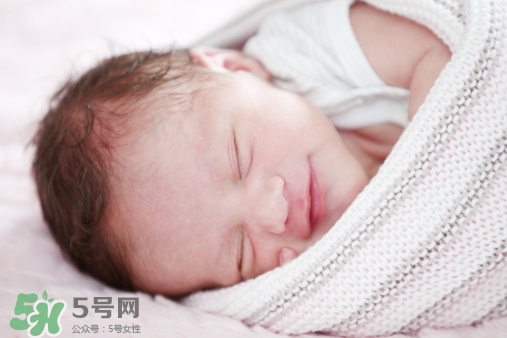 寶寶睡覺頭出汗是熱嗎？寶寶睡覺頭出汗是怎么回事？