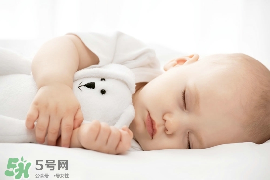 寶寶睡覺突然大哭是什么原因？寶寶睡覺突然哭醒怎么辦？