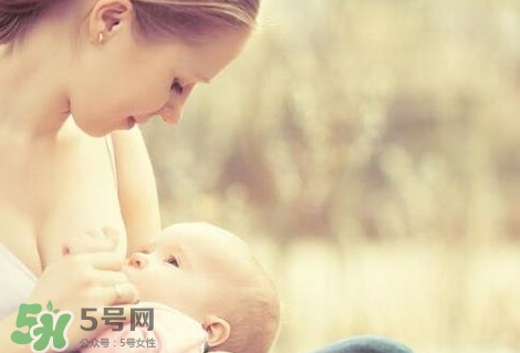 母乳喂養(yǎng)的寶寶大便怎樣正常？母乳喂養(yǎng)的寶寶需要補(bǔ)鈣嗎？