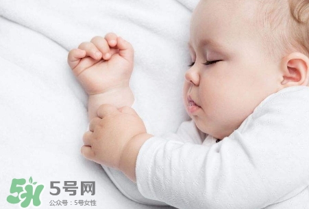 母乳喂養(yǎng)的寶寶需要喂水嗎？母乳喂養(yǎng)的重要性