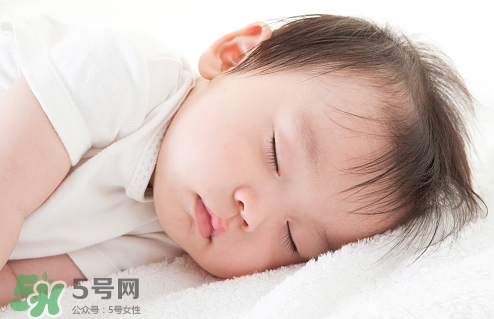 母乳喂養(yǎng)的寶寶需要喂水嗎？母乳喂養(yǎng)的重要性