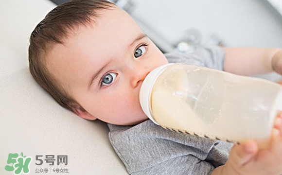 寶寶睡覺吃奶好嗎？寶寶睡覺吃奶怎么辦？