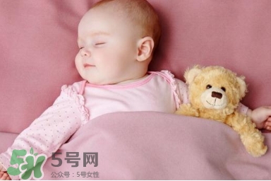 母乳喂養(yǎng)的寶寶需要喂水嗎？母乳喂養(yǎng)的重要性