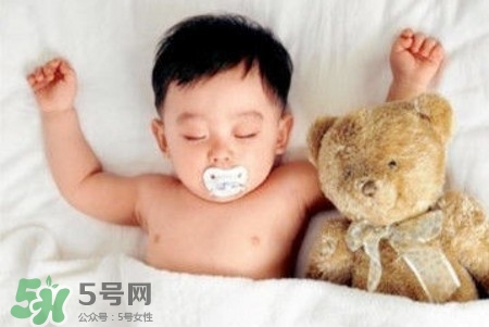 寶寶睡覺出汗多還要蓋被嗎？寶寶睡覺出汗多怎么辦？