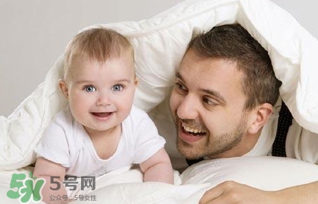 寶寶晚上哭鬧是怎么回事？寶寶晚上哭鬧不睡覺怎么辦？